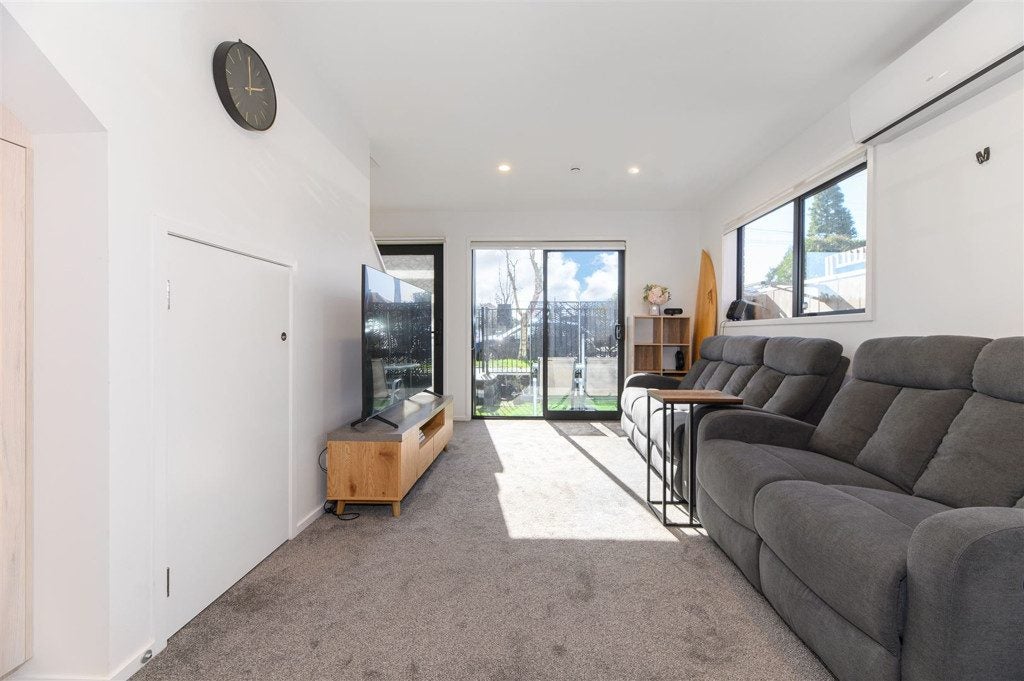 2/10 Yeovil Road, Te Atatu Peninsula, Auckland - Carousel 2