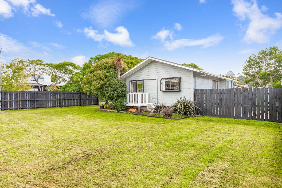 2/1 Redlands Grove, Swanson, Auckland - Carousel 2
