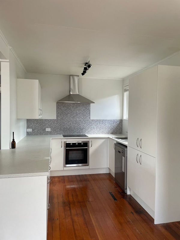 19 Holland Avenue, Point England, Auckland - Carousel 2