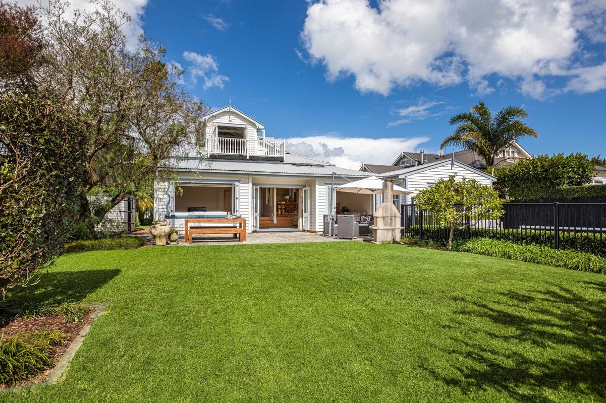 5 Summer Street, Stanley Point, Auckland - Carousel 2