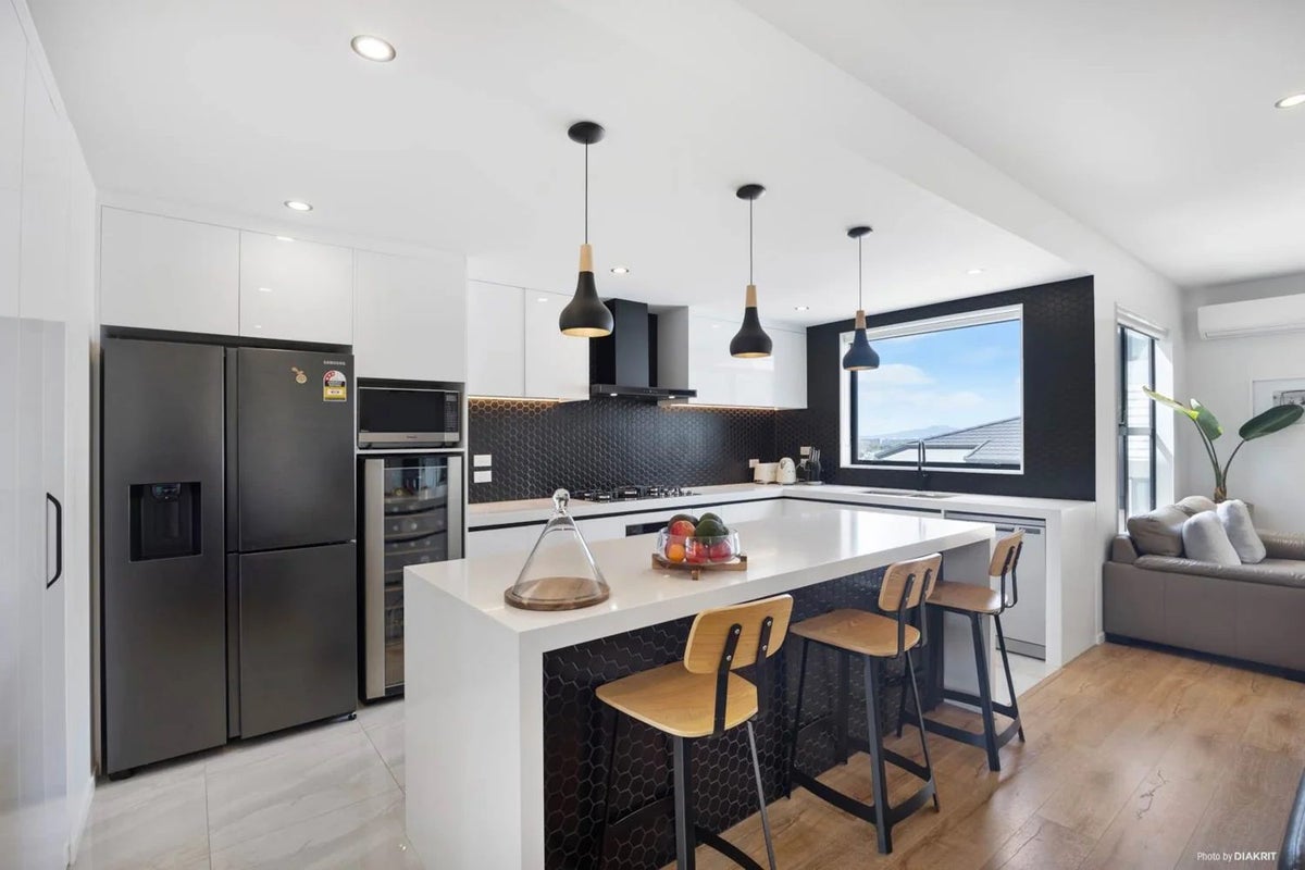 21A Sovereign Place, Glenfield, Auckland - Carousel 2