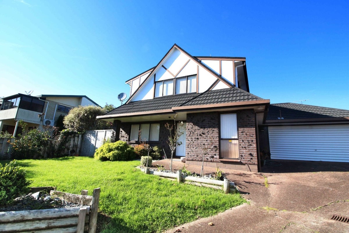 1/11 Malloy Place, Eastern Beach, Auckland - Carousel 1