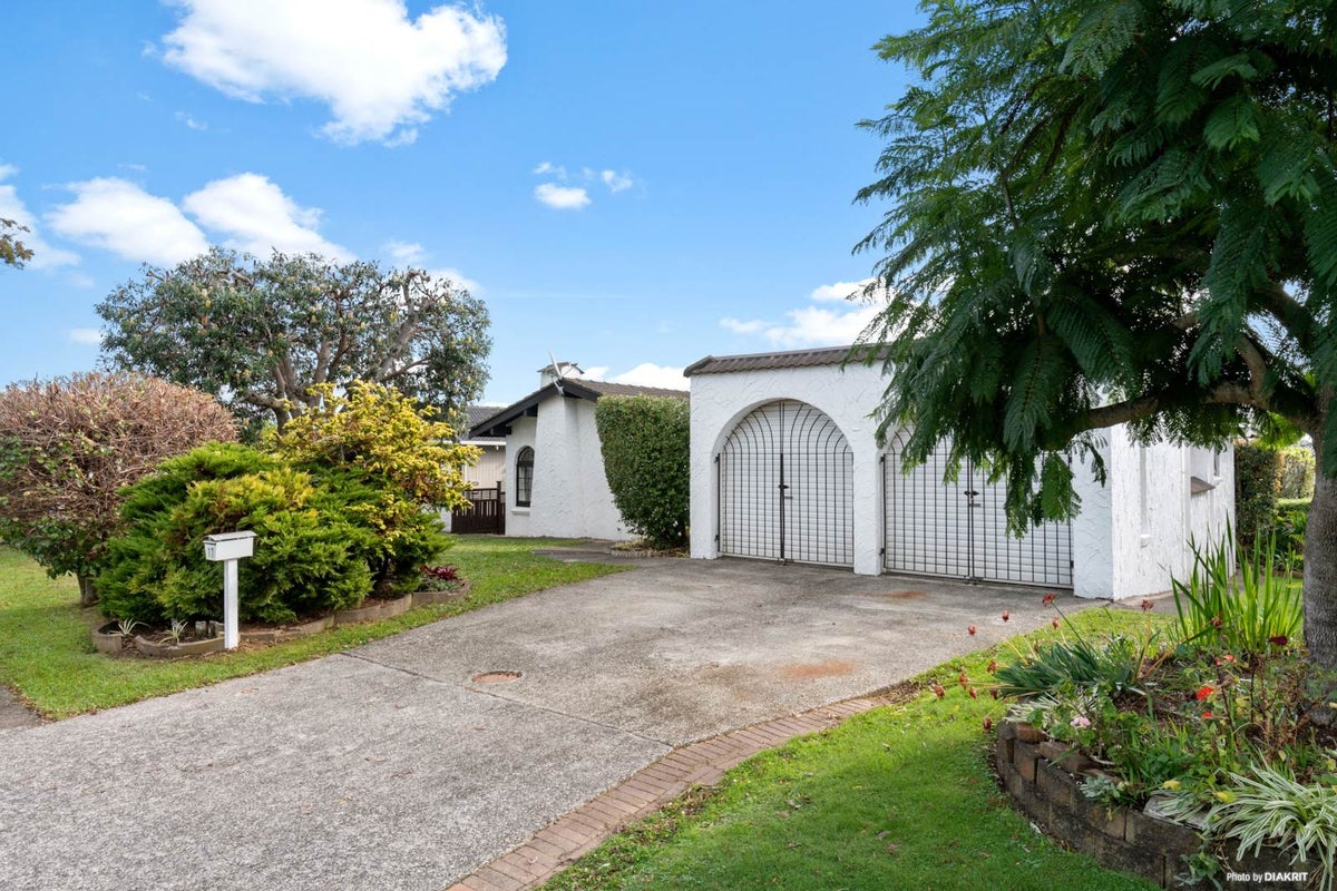 17 Pinero Place, Bucklands Beach, Auckland - Carousel 1