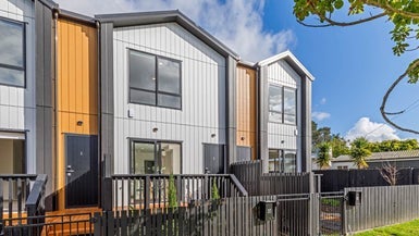 2/3 Beach Road, Te Atatu Peninsula, Auckland - Carousel 1