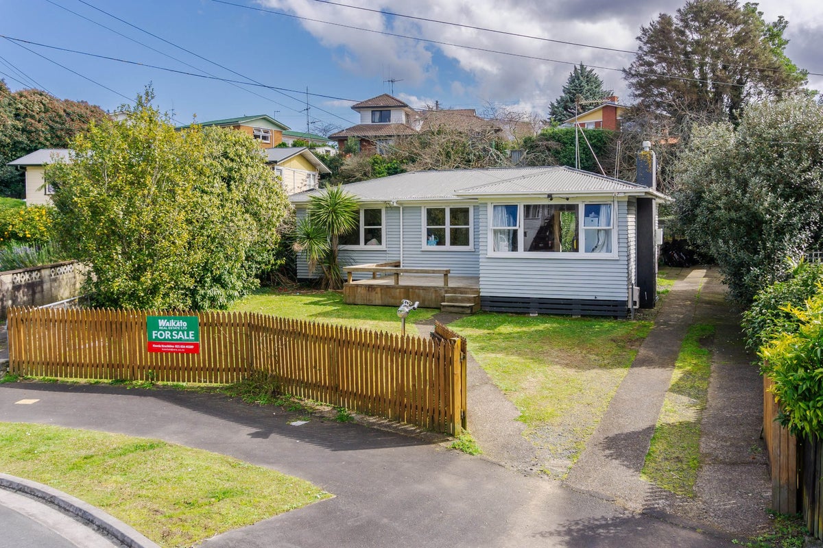 24 Manapouri Place, Glenview, Hamilton - Carousel 1
