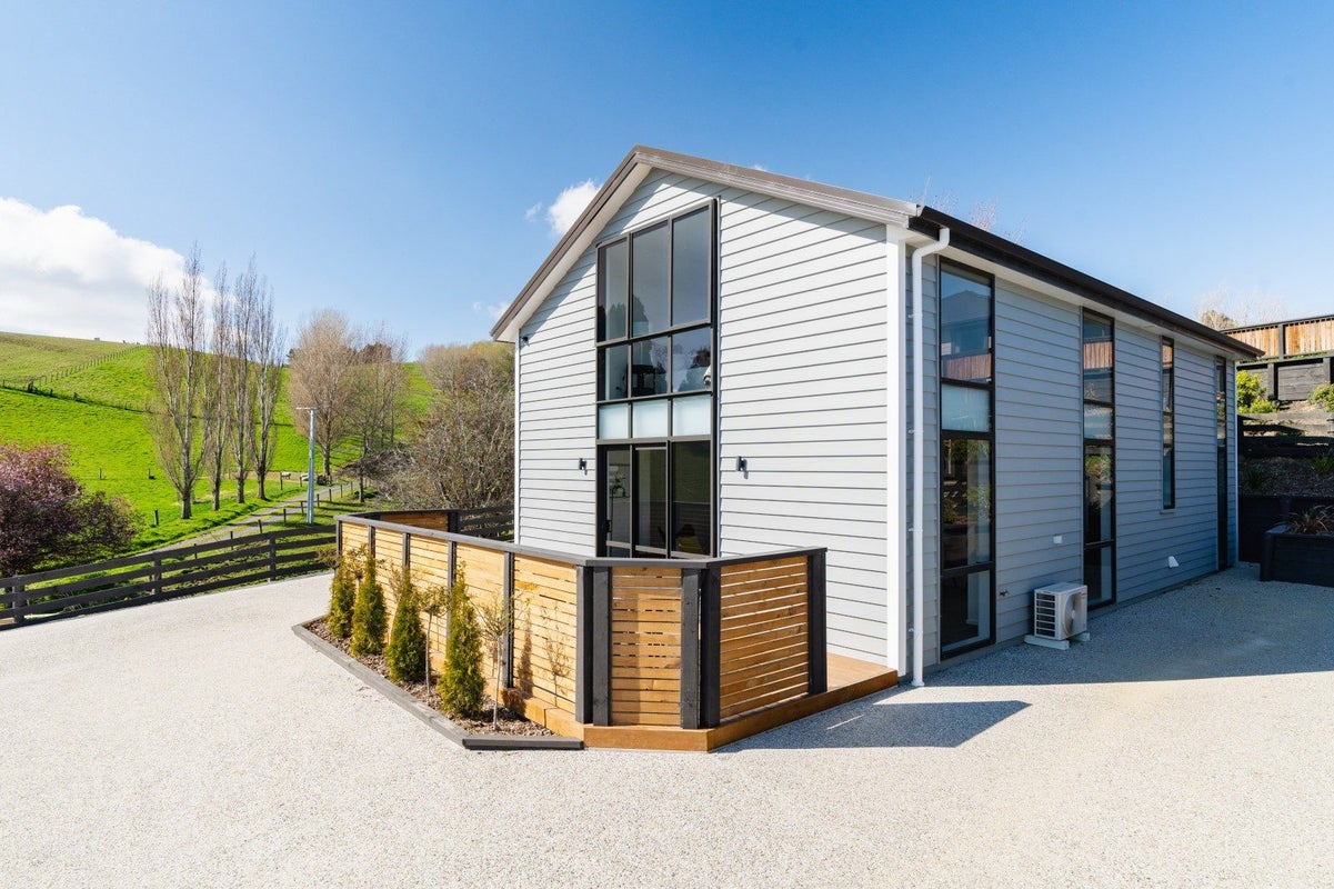 15 Trudi Place, Green Island, Dunedin - Carousel 1