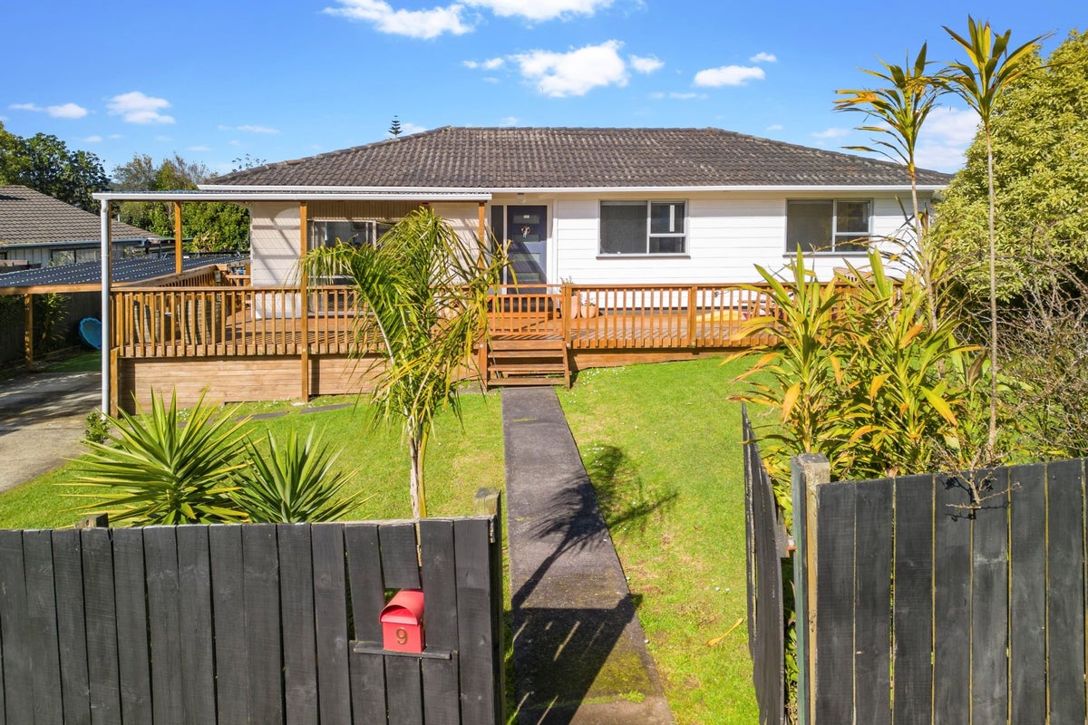 9 Landow Place, Henderson, Auckland - Carousel 1