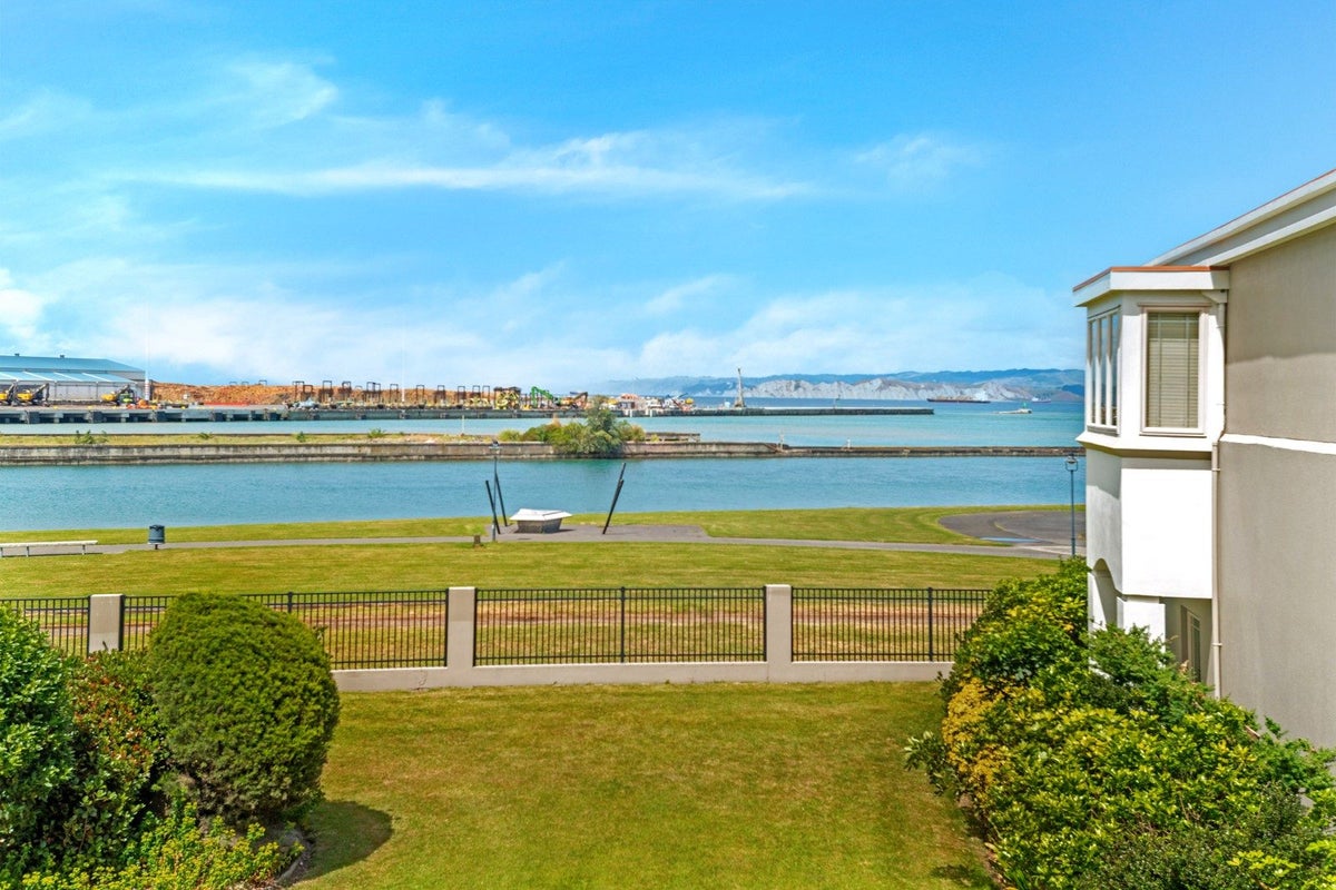 7/100 Customhouse Street, Gisborne, Gisborne - Carousel 1