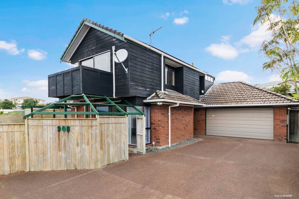 90B Simmental Crescent, Somerville, Manukau - Carousel 1