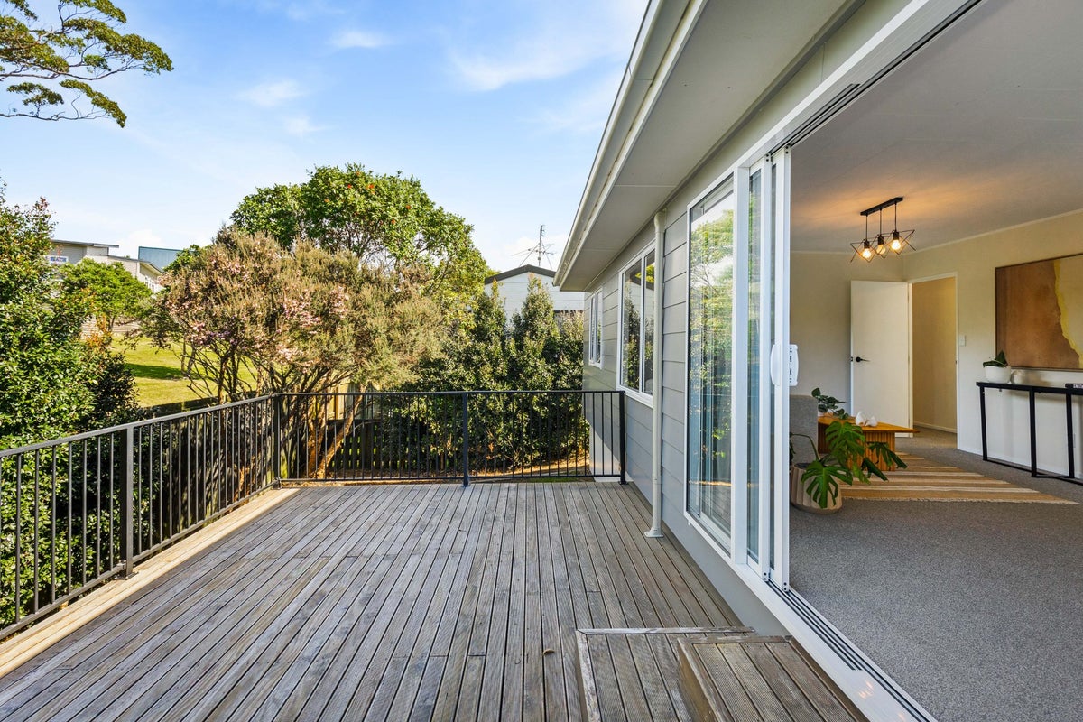 41 Meadowvale Rise, Titirangi, Auckland - Carousel 2