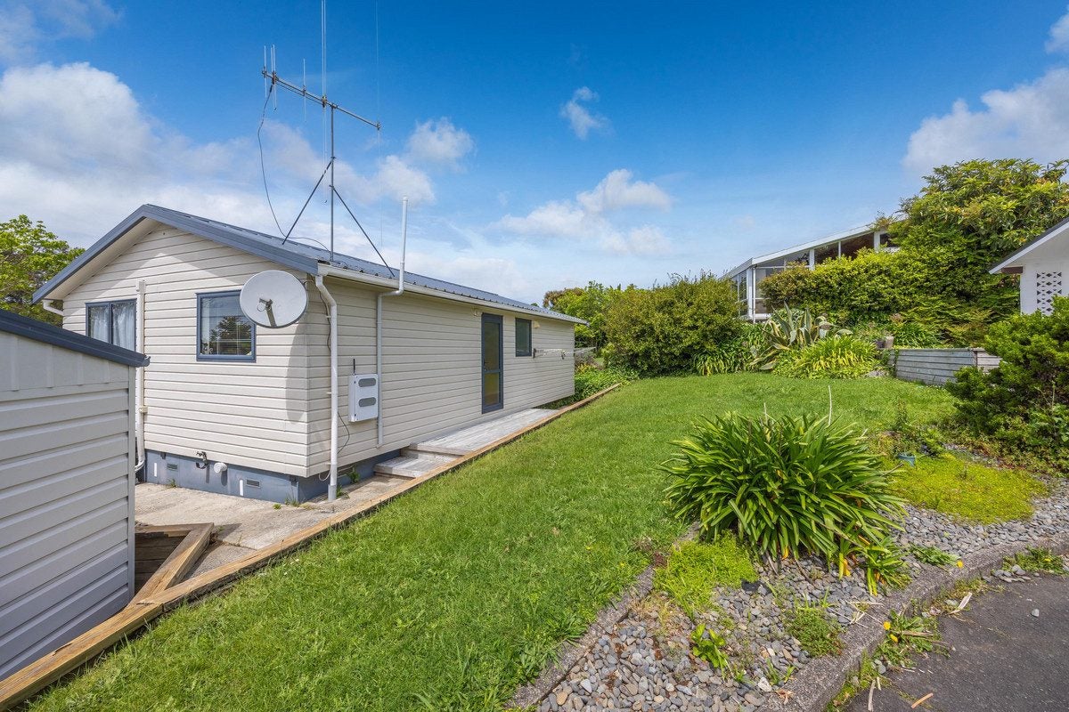 21A Acacia Crescent, Glenview, Hamilton - Carousel 2