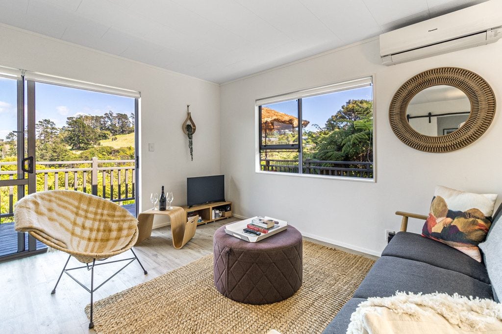 17 Bay Road, Ostend, Waiheke Island - Carousel 2