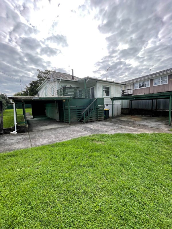 19 View Road, Henderson, Auckland - Carousel 1