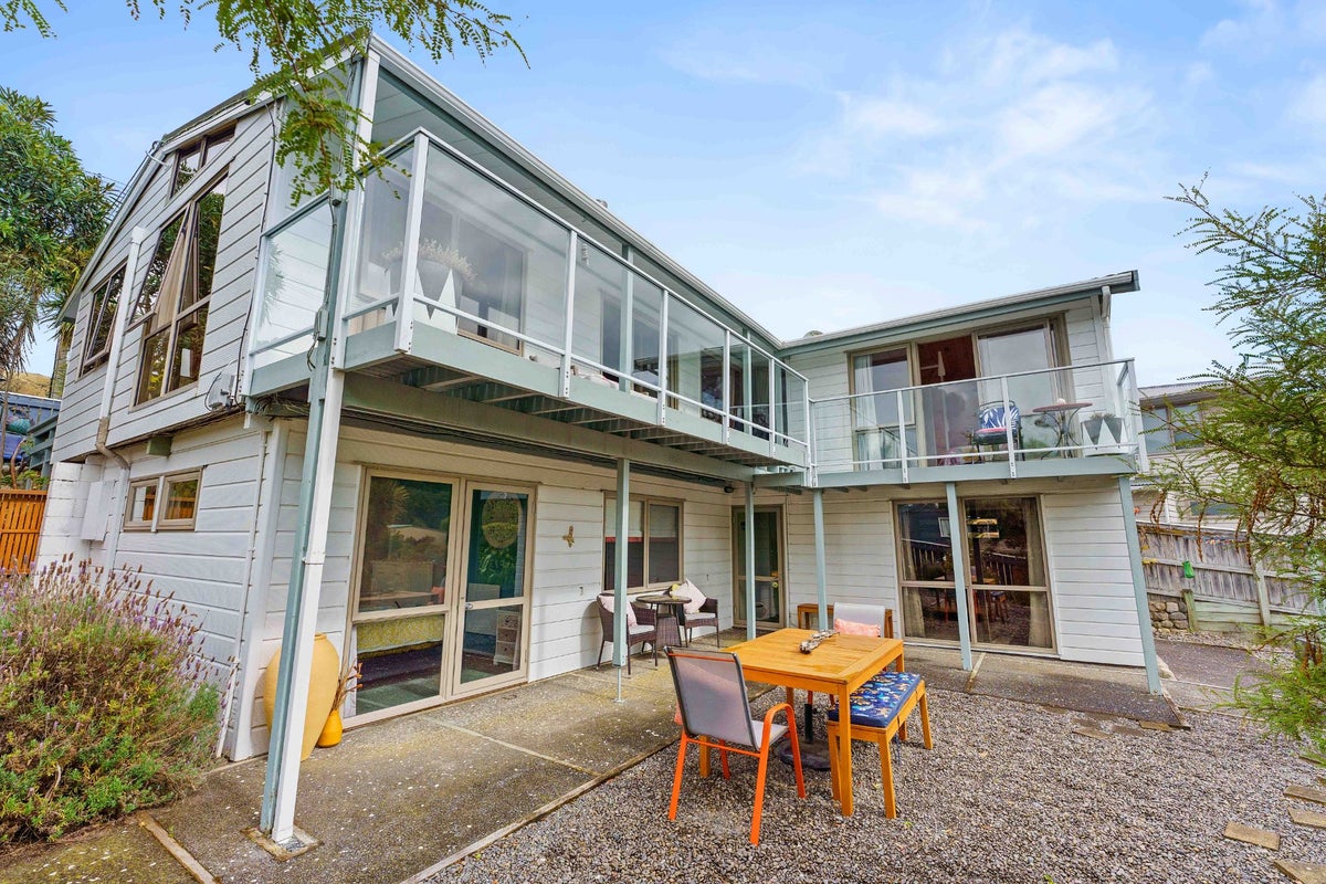31 LEINSTER AVENUE, Raumati South, PARAPARAUMU - Carousel 32