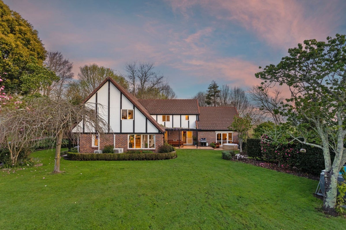 124 East Bank Road, Edgecumbe, Whakatane - Carousel 1