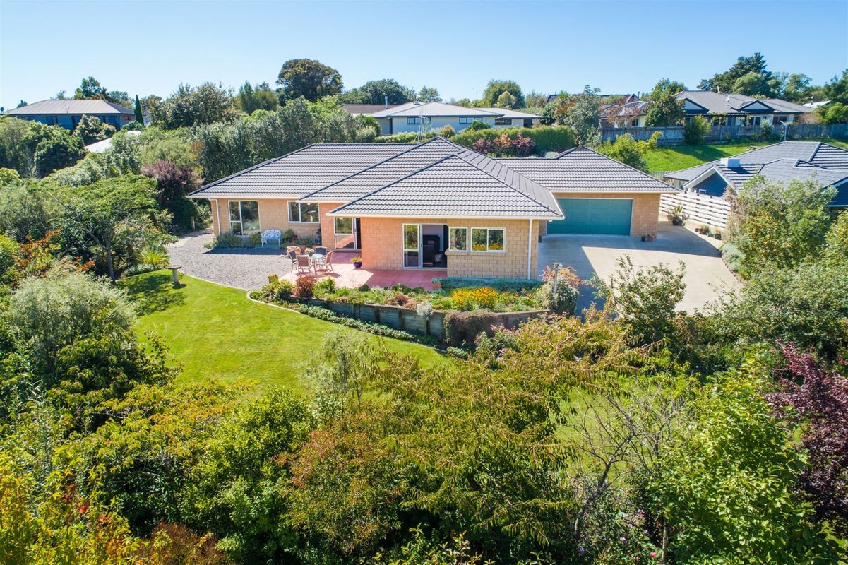24 La Lena Grove, Fitzherbert, Palmerston North - Carousel 1