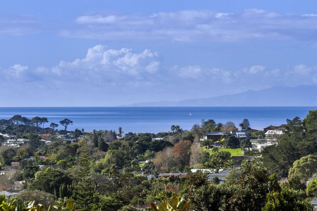 3/133 Carlisle Road, Northcross, Auckland - Carousel 1