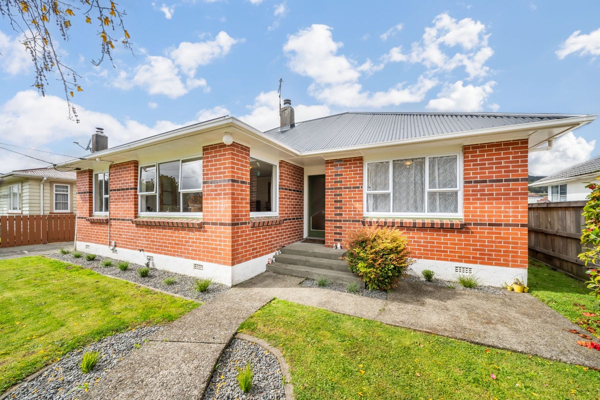 11 Courtenay Road, Heretaunga, Upper Hutt - Carousel 1
