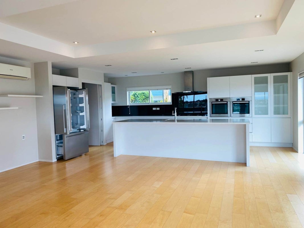 13 Commodore Parry Road, Castor Bay, Auckland - Carousel 2