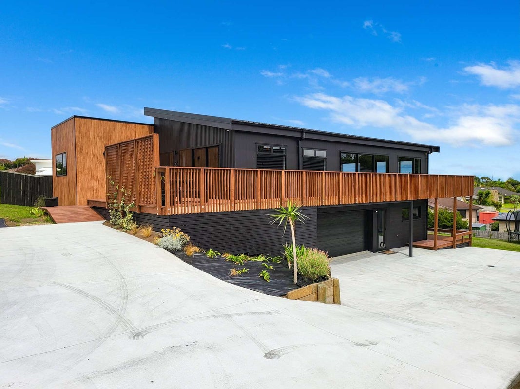 17 Lithgow Drive, Otamatea, Whanganui - Carousel 1