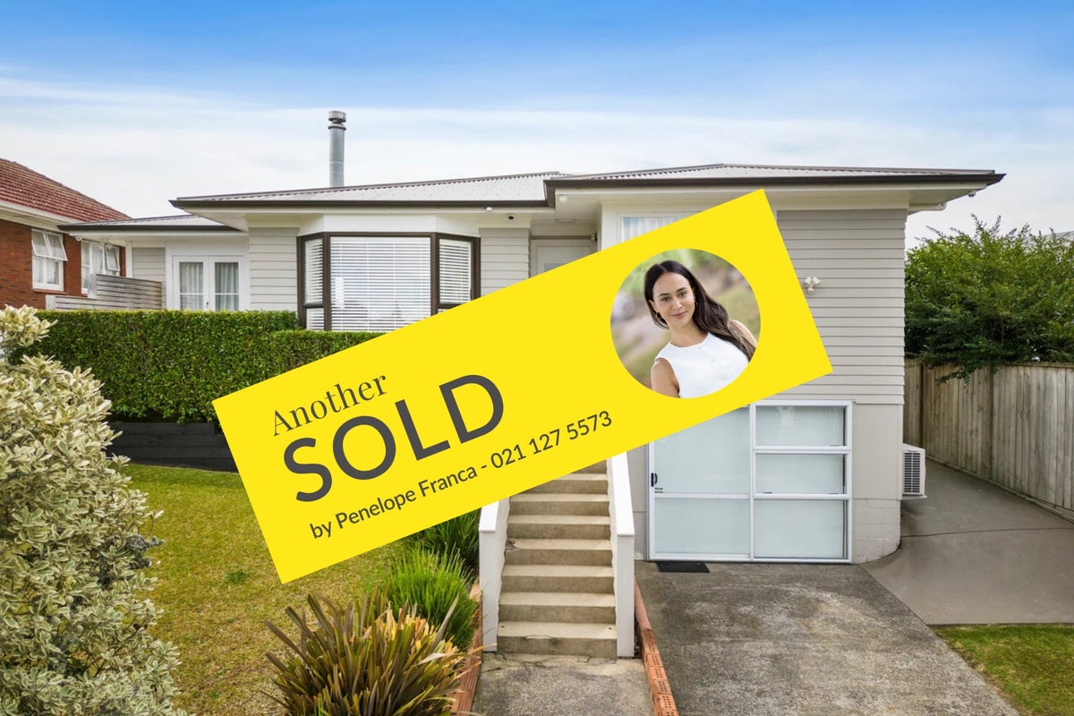 57 La Trobe Street, Pakuranga Heights, Auckland - Carousel 1