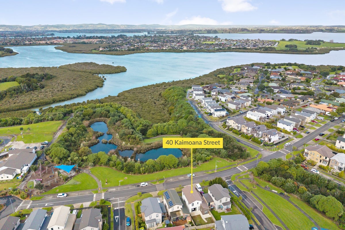 40 Kaimoana Street, Weymouth, Auckland - Carousel 1