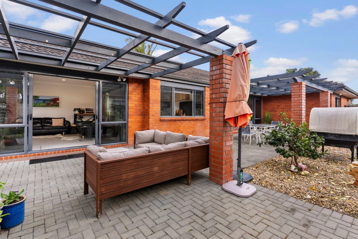38 Stranraer Crescent, Wattle Downs, Auckland - Carousel 2