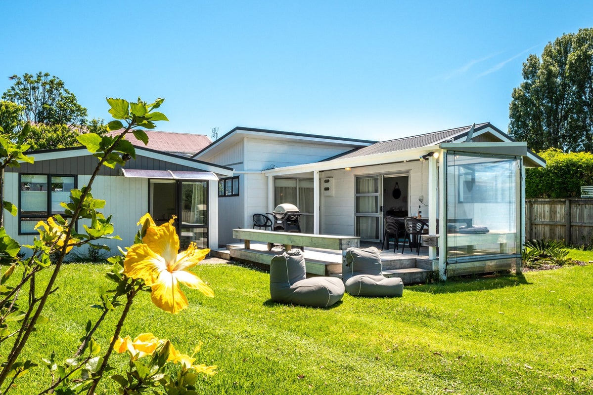 14 Rata Street, Oneroa, Waiheke Island - Carousel 2