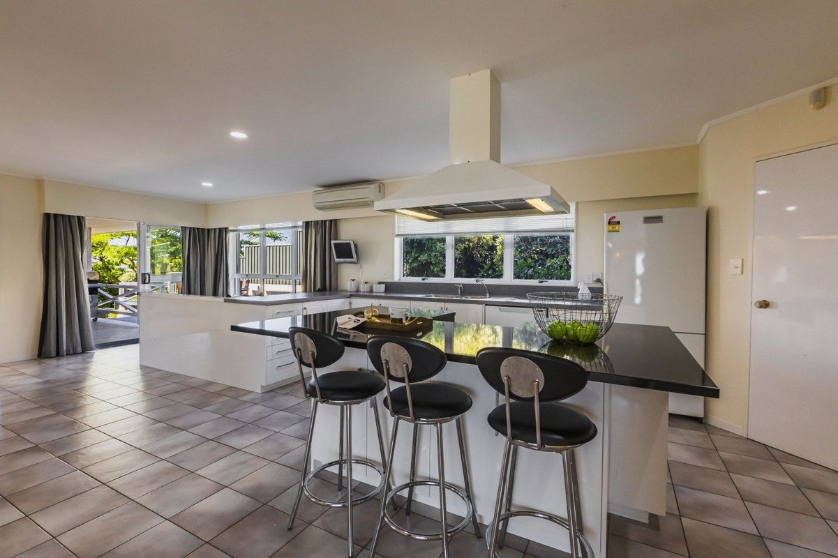 81 Churchill Drive, Taradale, Napier - Carousel 2