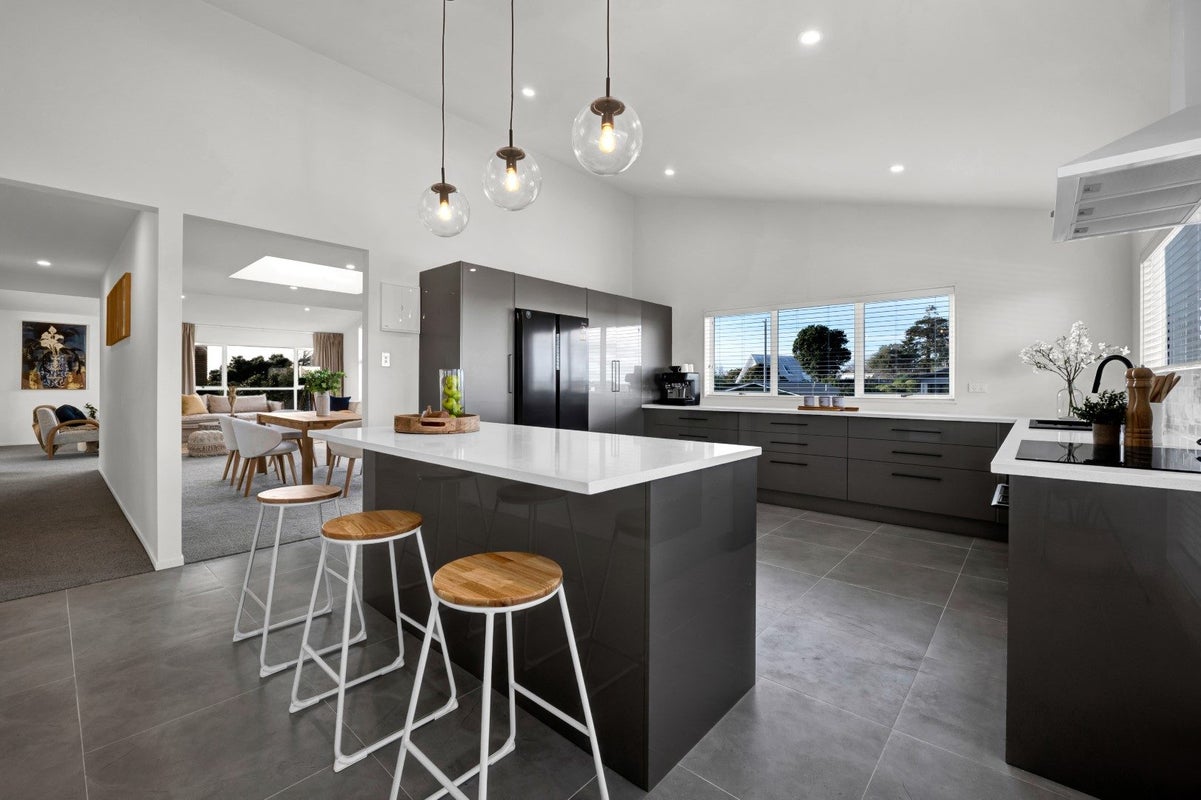 20 Tiverton Crescent, Whalers Gate, New Plymouth - Carousel 1