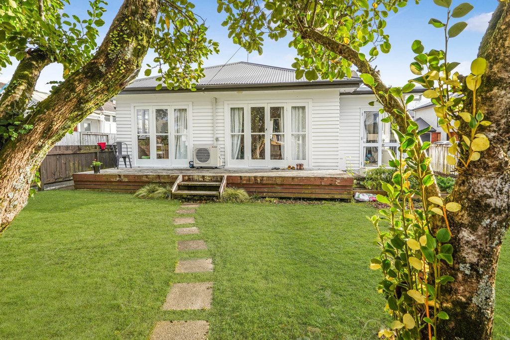 219 Fox Street, Hamilton East, Hamilton - Carousel 2