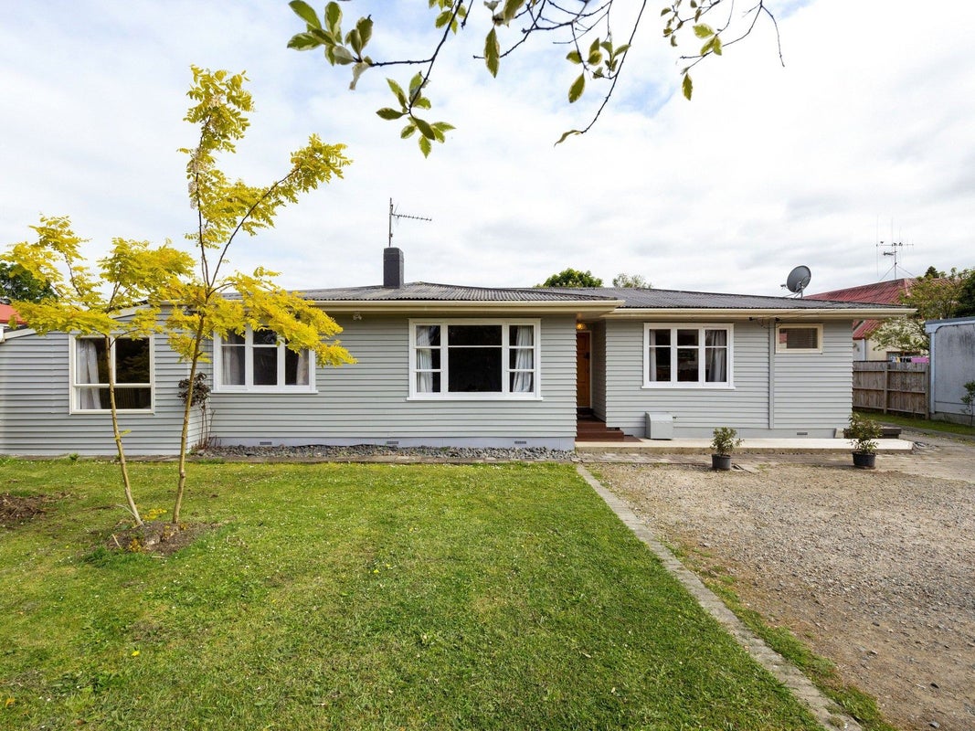 4 Somme Crescent, Hillcrest, Hamilton - Carousel 1