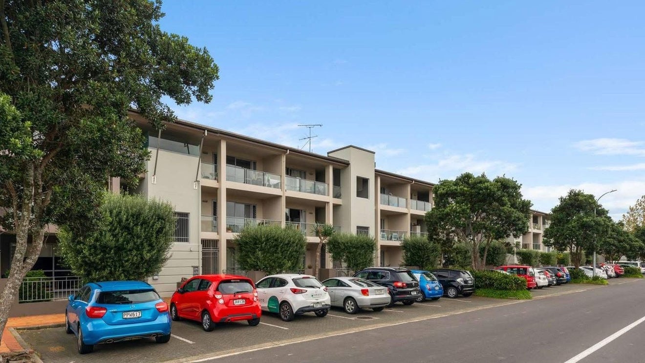 84B Michael Jones Drive, Flat Bush, Auckland - Carousel 1
