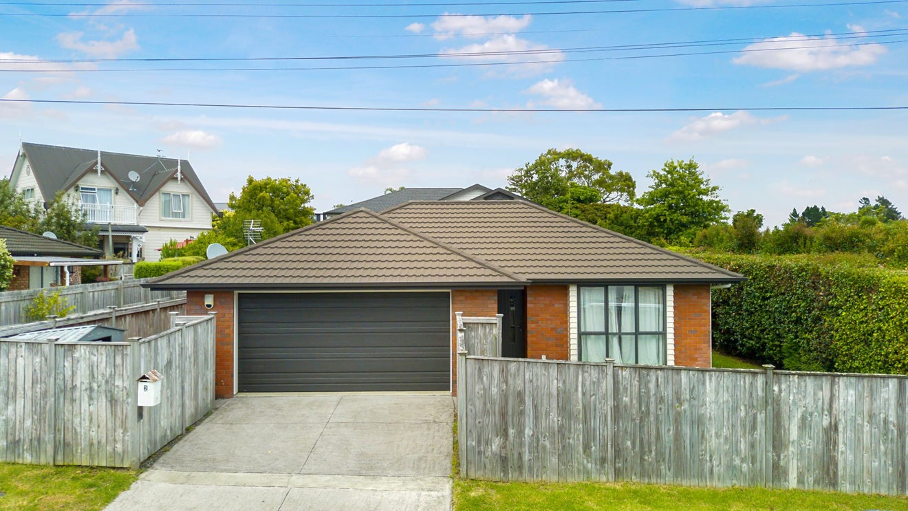 2 Renata Crescent, Te Atatu Peninsula, Auckland - Carousel 1