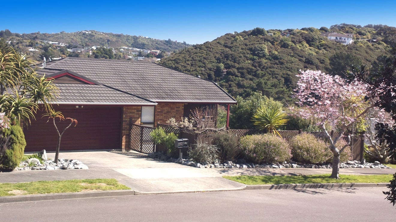 42 Sailmaker Close, Whitby, Porirua - Carousel 1