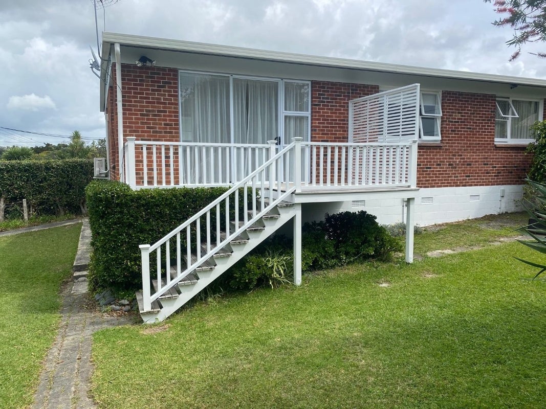 1/2 Scarboro Terrace, Murrays Bay, Auckland - Carousel 1