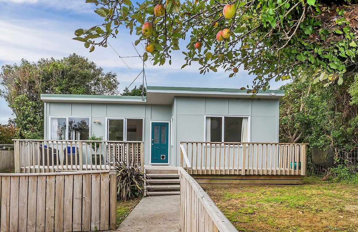5A MEPHAM Place, Porirua East, Porirua - Carousel 1