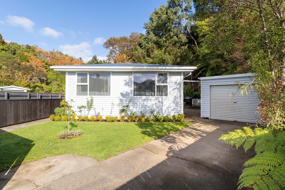 9 Harold Grove, Stokes Valley, Lower Hutt - Carousel 1