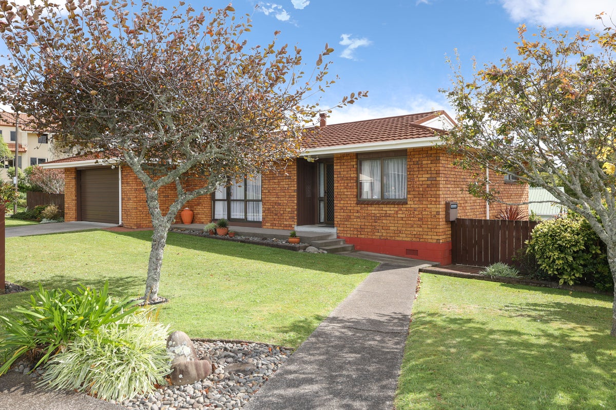 2 Caledonia Place, Highlands Park, New Plymouth - Carousel 1