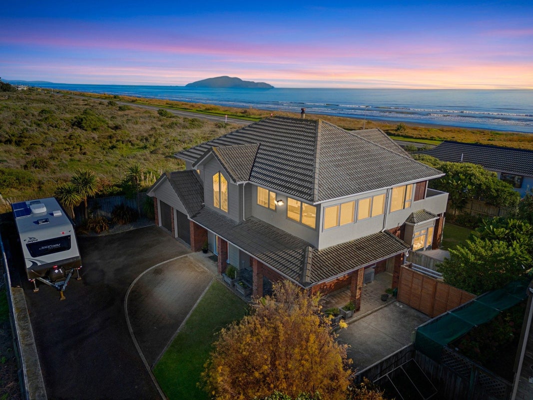 8 Scott Avenue, Otaki Beach, Otaki - Carousel 1