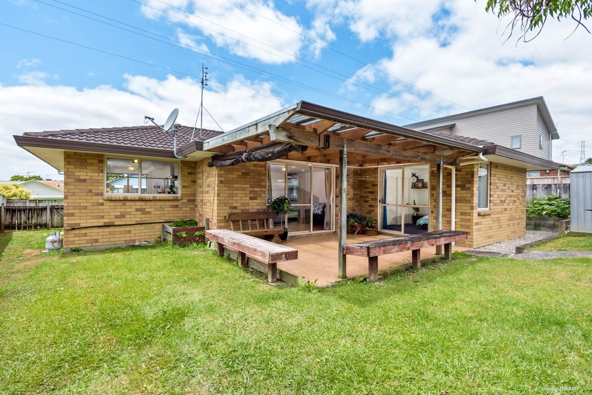 5 Arlose Place, Westgate, Auckland - Carousel 2