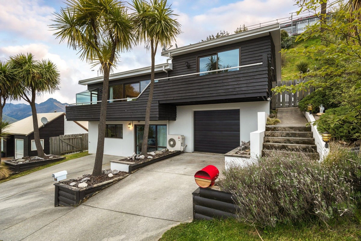 20 Greenstone Place, Fernhill, Queenstown - Carousel 1