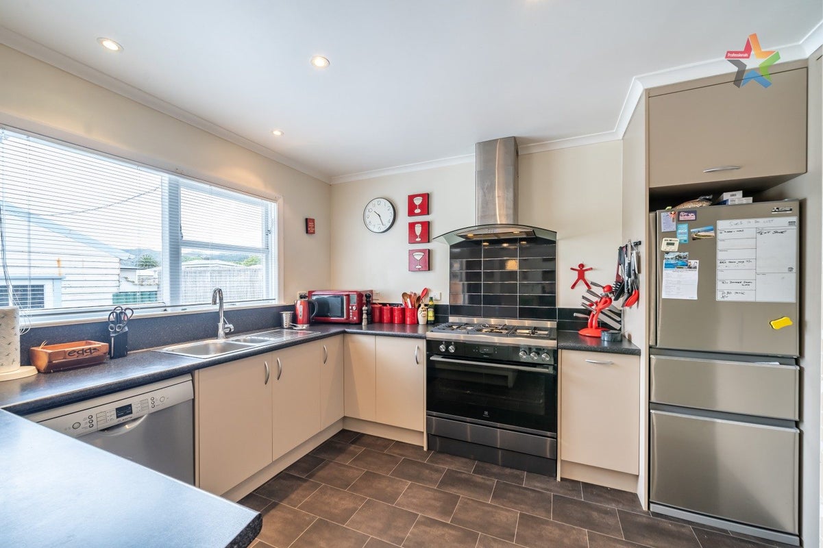 12 Hunt Street, Wainuiomata, Lower Hutt - Carousel 2