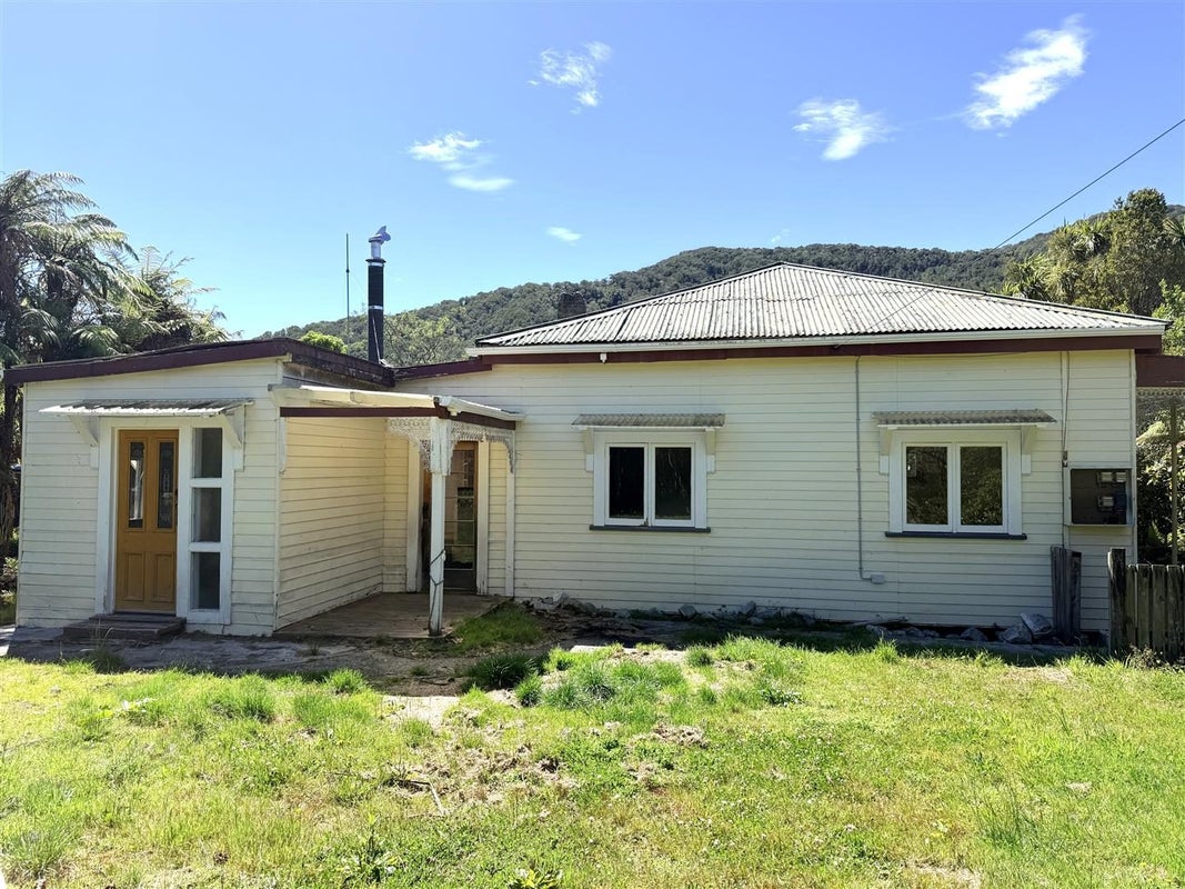 4 Waterloo Street, Taylorville, Greymouth - Carousel 2