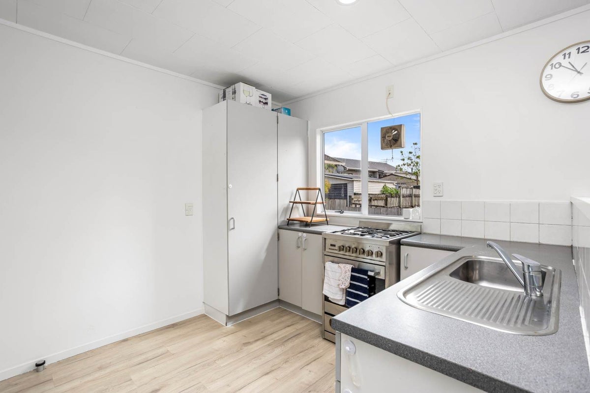 23 Meadowvale Rise, Titirangi, Auckland - Carousel 2