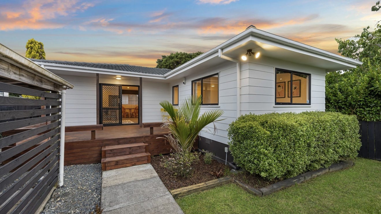 2/18 Darcy Place, Massey, Auckland - Carousel 1