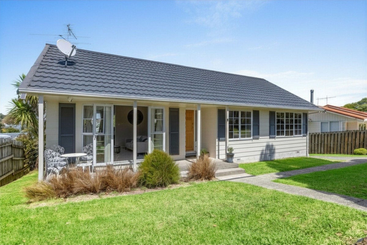 9 Amorino Drive, Red Beach, Whangaparaoa - Carousel 1