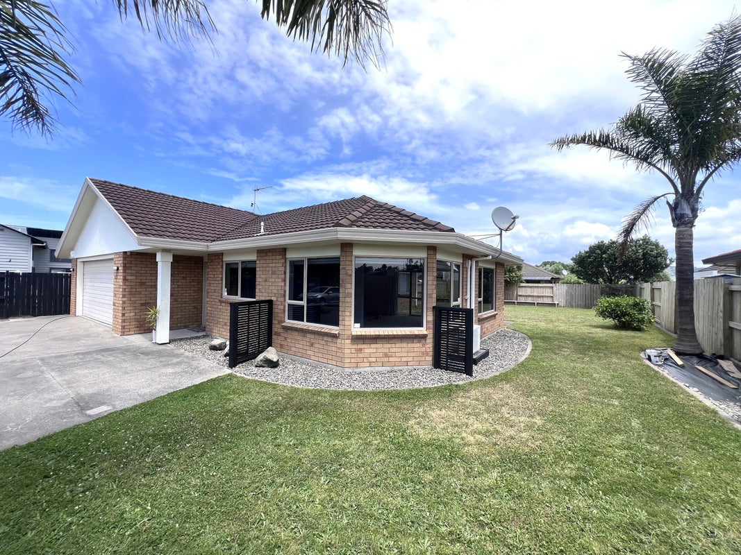 15 Thebes Grove, Papamoa Beach, Papamoa - Carousel 1
