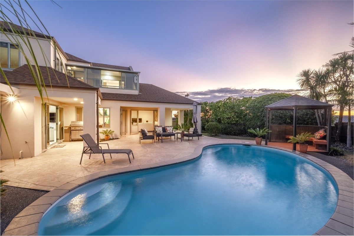24 Santa Cruz Drive, Shamrock Park, Auckland - Carousel 2