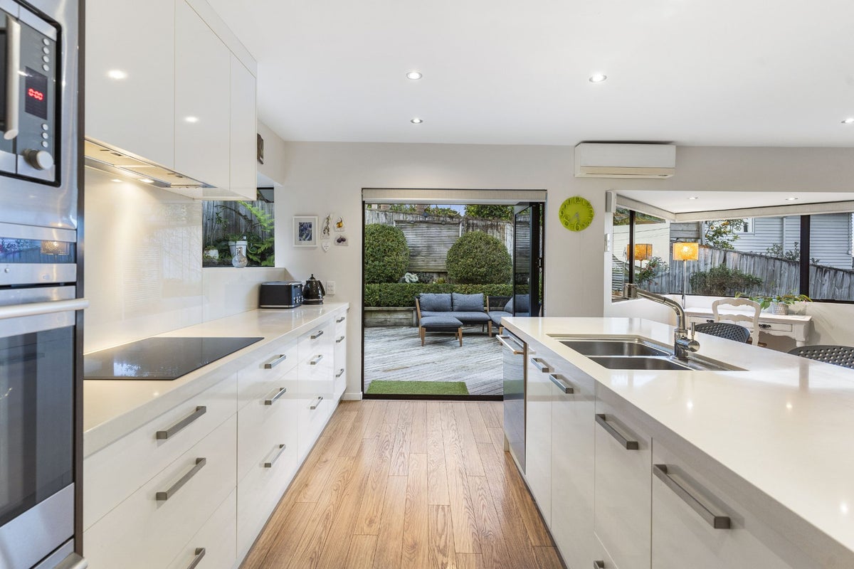 2/82 Hebron Road, Waiake, Auckland - Carousel 2